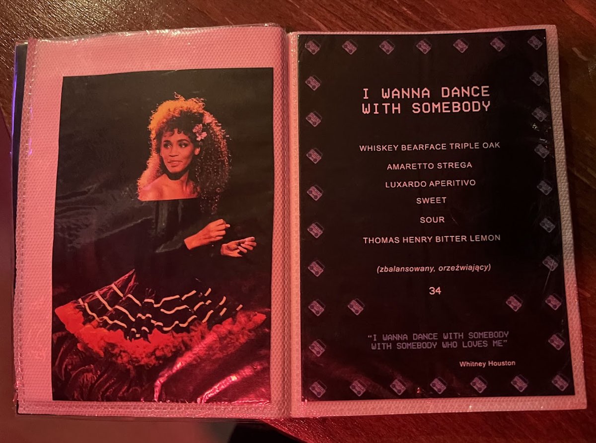 Retro plakat w stylu lat 80. w ramce na ścianie baru
